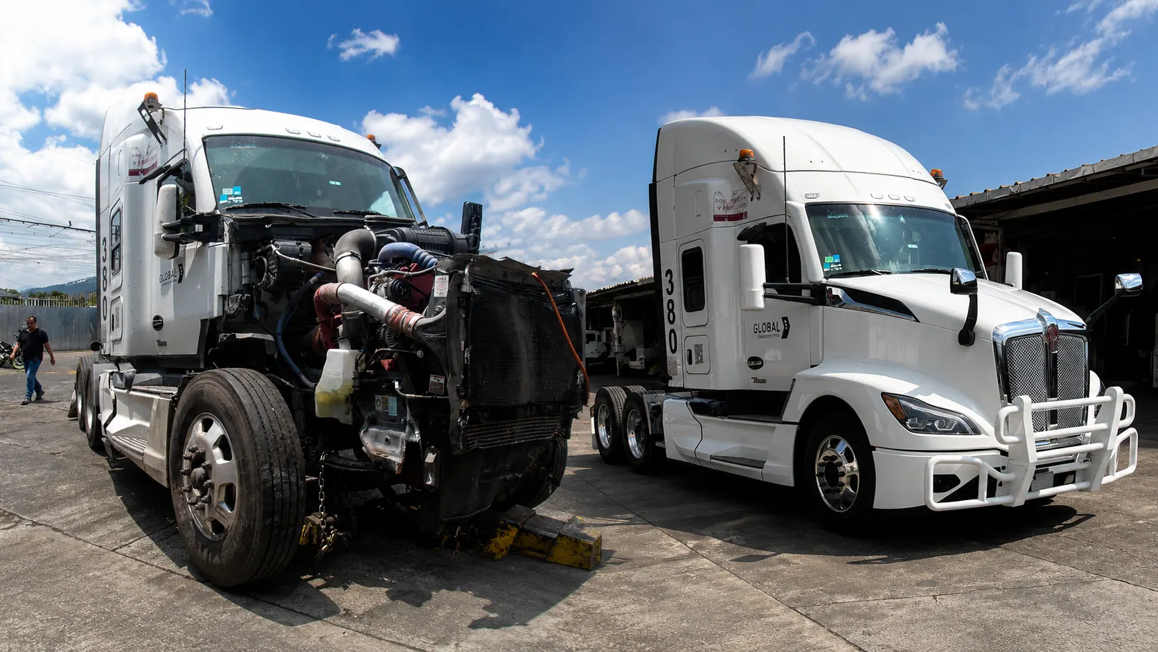 Kenworth blanco antes y después de su reconstrucción en Talleres Saucedo, Uruapan