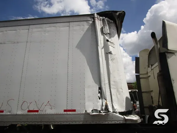 Caja seca de semirremolque con el costado y la esquina trasera colapsados por impacto, antes de la reparación — Talleres Saucedo, Uruapan, Michoacán