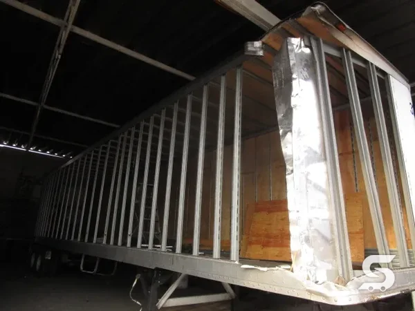 Caja seca desforrada, con la estructura de postes de aluminio a la vista durante la reconstrucción — Talleres Saucedo, Uruapan, Michoacán