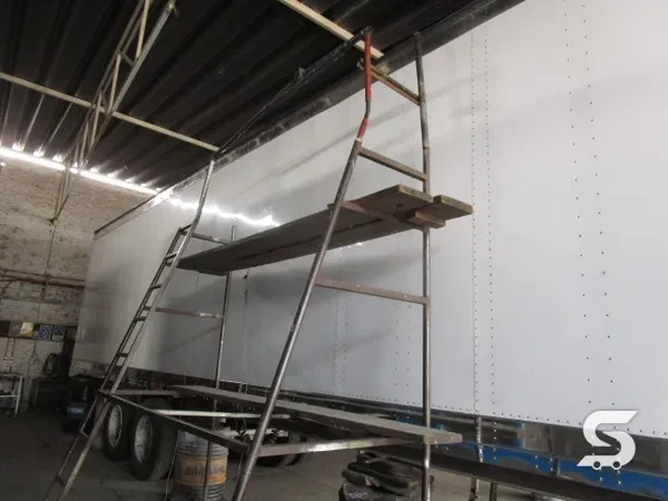 Colocación de los paneles exteriores nuevos sobre la estructura de la caja seca — Talleres Saucedo, Uruapan, Michoacán