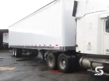 Semirremolque de caja seca reparado y enganchado al tractocamión, listo para entrega — Talleres Saucedo, Uruapan, Michoacán