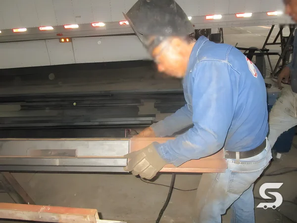 Fabricación de carrocería para tortón Kenworth T680 en proceso en Talleres Saucedo, Uruapan
