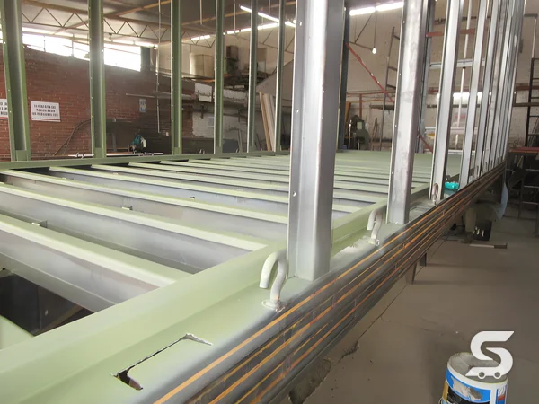 Fabricación de carrocería para tortón Kenworth T680 en proceso en Talleres Saucedo, Uruapan