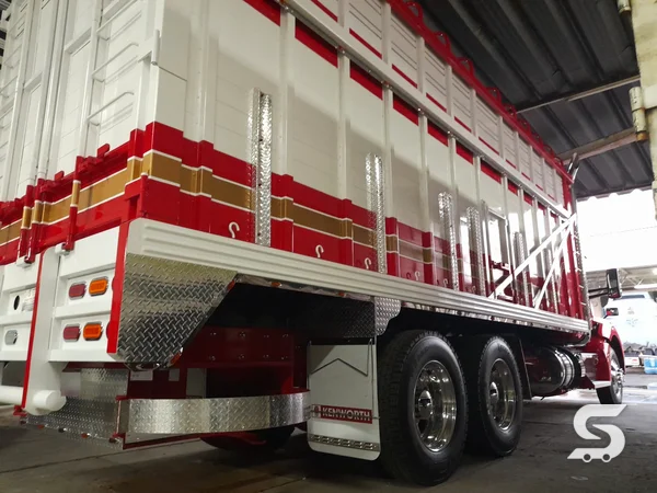 Carrocería terminada para tortón Kenworth T680 fabricada por Talleres Saucedo, Uruapan