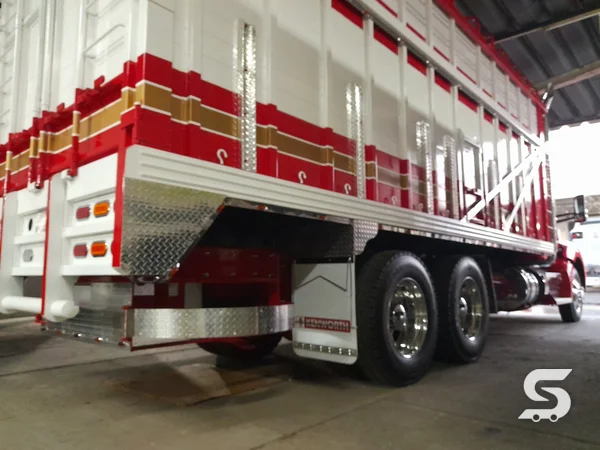 Carrocería terminada para tortón Kenworth T680 fabricada por Talleres Saucedo, Uruapan