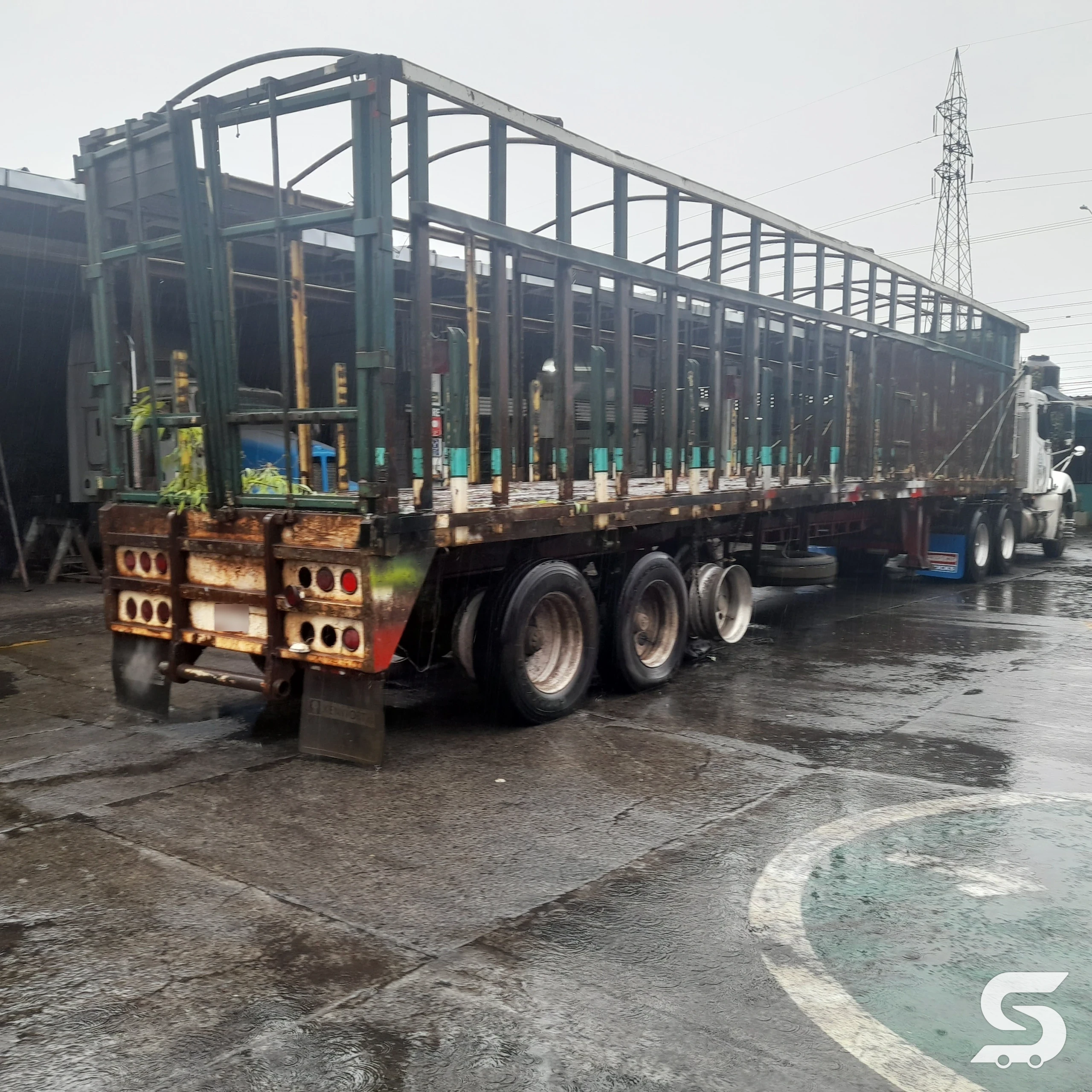 Semirremolque desgastado antes de la reconstrucción global en Talleres Saucedo, Uruapan, Michoacán