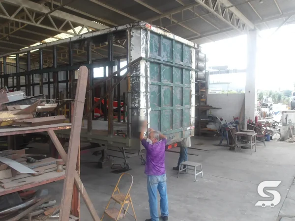 Reconstrucción global de semirremolque con eje retráctil, durante el proceso de reparación, en Talleres Saucedo, Uruapan, Michoacán