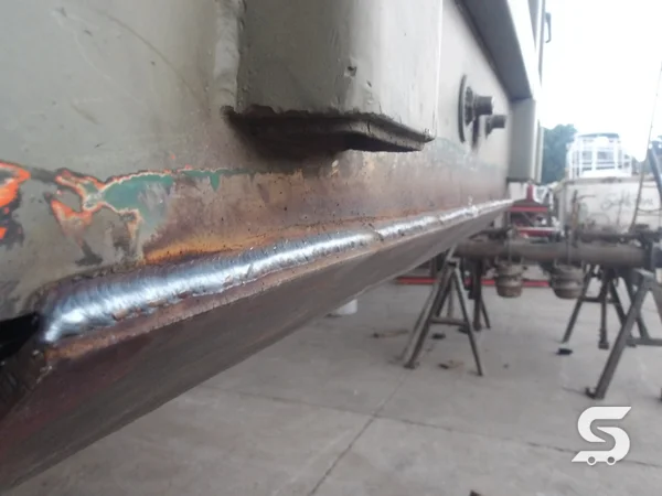 Reconstrucción global de semirremolque con eje retráctil, durante el proceso de reparación, en Talleres Saucedo, Uruapan, Michoacán