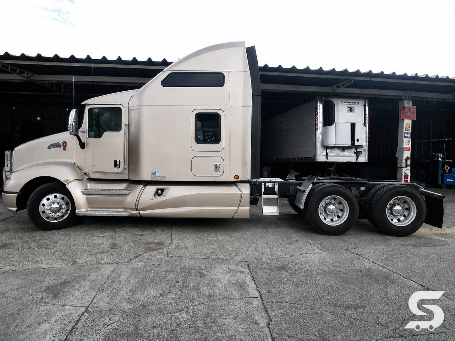 Kenworth T660 de quinta rueda antes de la conversión a tortón en Talleres Saucedo