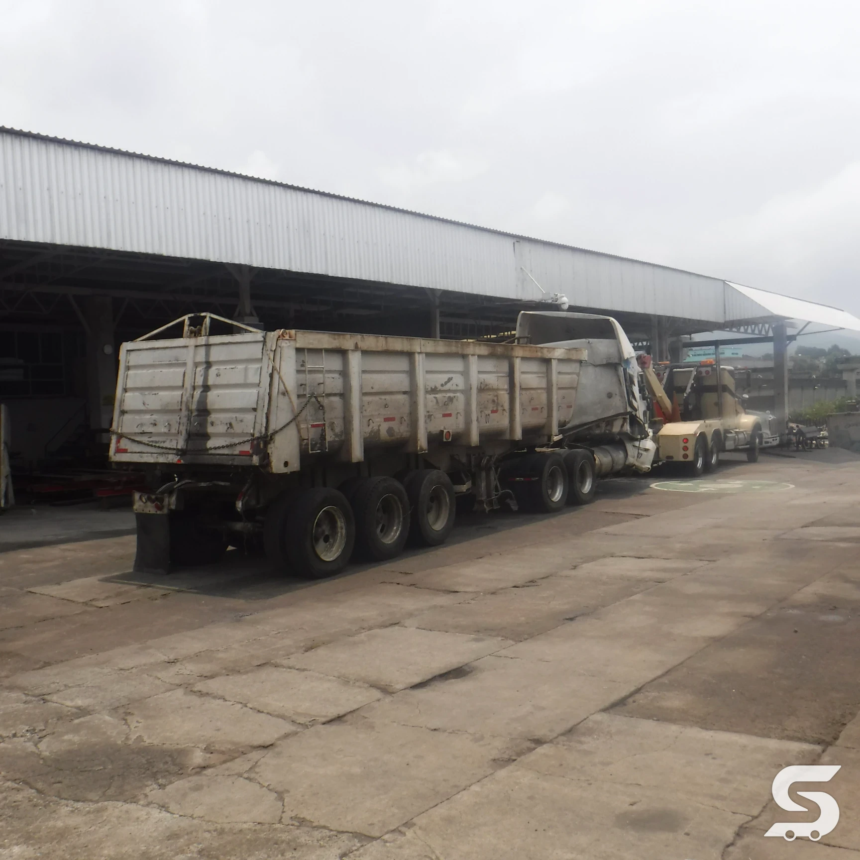 Góndola de volteo siniestrada antes de la reparación en Talleres Saucedo, Uruapan, Michoacán
