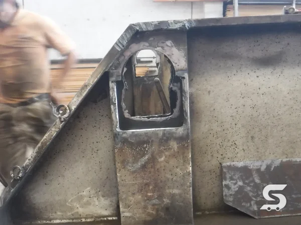 Reparación de góndola de volteo, durante el proceso de reparación, en Talleres Saucedo, Uruapan, Michoacán