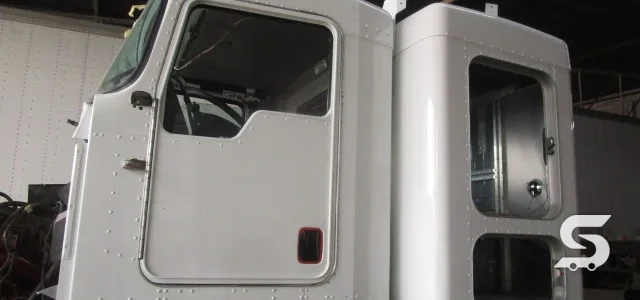 Cabina de tractocamión repintada en blanco tras hojalatería y fibra de vidrio — Talleres Saucedo, Uruapan, Michoacán