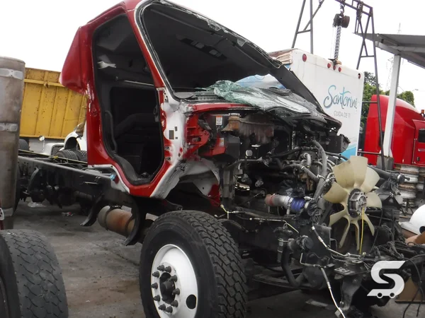 Freightliner M2 desmantelado con motor y chasis expuestos antes de la reconstrucción — Talleres Saucedo, Uruapan, Michoacán