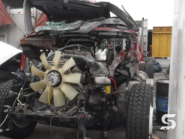Desmontaje de la cabina del Freightliner M2 con motor descubierto — Talleres Saucedo, Uruapan, Michoacán