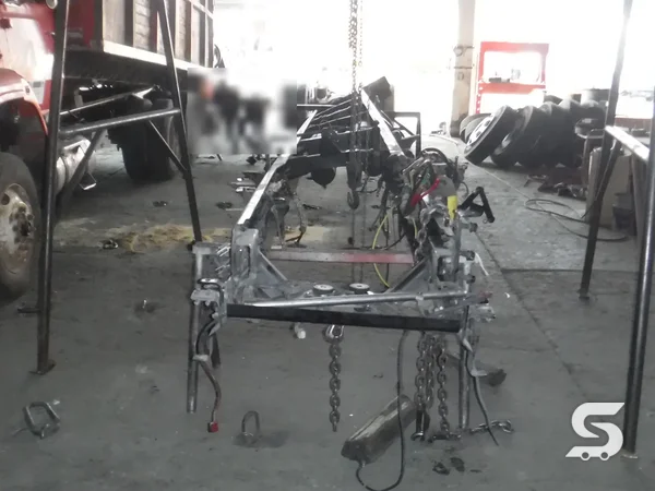 Enderezado del chasis del Freightliner M2 en bancada — Talleres Saucedo, Uruapan, Michoacán
