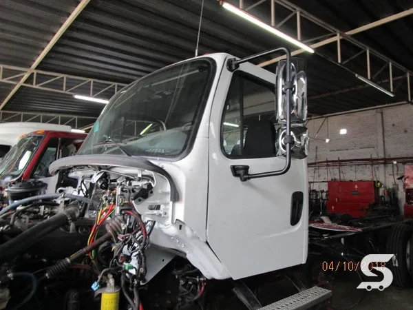 Cabina del Freightliner M2 reconstruida y pintada en blanco — Talleres Saucedo, Uruapan, Michoacán