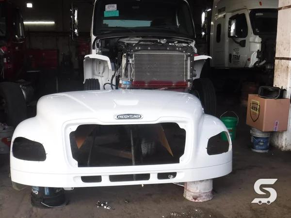 Cofre del Freightliner M2 recién pintado en blanco — Talleres Saucedo, Uruapan, Michoacán