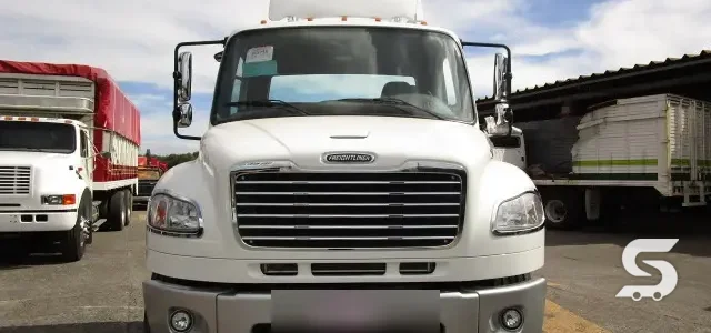 Freightliner M2 reconstruido y terminado, vista frontal — Talleres Saucedo, Uruapan, Michoacán