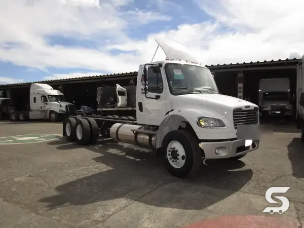 Freightliner M2 restaurado tras el enderezado y reconstrucción — Talleres Saucedo, Uruapan, Michoacán