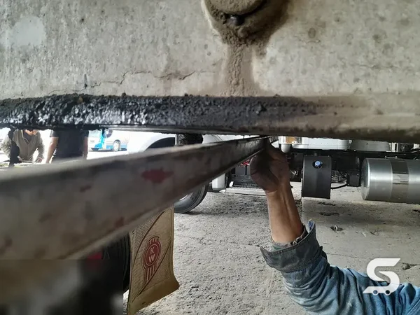 Reparación de planchas y perno rey de semirremolque, durante el proceso — Talleres Saucedo, Uruapan, Michoacán