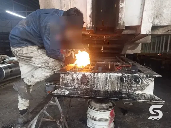 Reparación de planchas y perno rey de semirremolque, durante el proceso — Talleres Saucedo, Uruapan, Michoacán