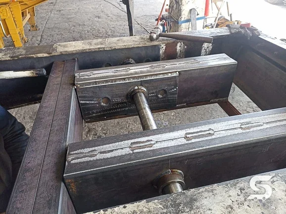 Reparación de planchas y perno rey de semirremolque, durante el proceso — Talleres Saucedo, Uruapan, Michoacán