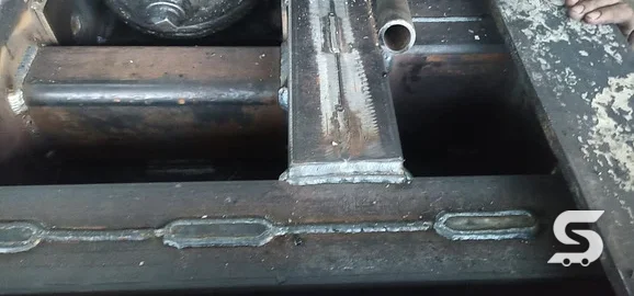Reparación de planchas y perno rey de semirremolque, terminado — Talleres Saucedo, Uruapan, Michoacán