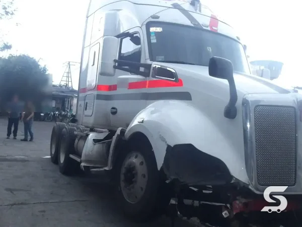 Kenworth T680 con daño frontal y cofre desprendido antes de la reconstrucción — Talleres Saucedo, Uruapan, Michoacán