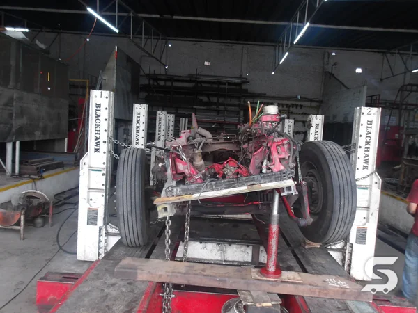 Chasis del Kenworth T680 montado en banco de enderezado — Talleres Saucedo, Uruapan, Michoacán
