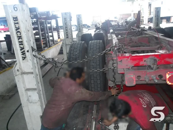 Enderezado del chasis del Kenworth T680 con sistema de tracción — Talleres Saucedo, Uruapan, Michoacán