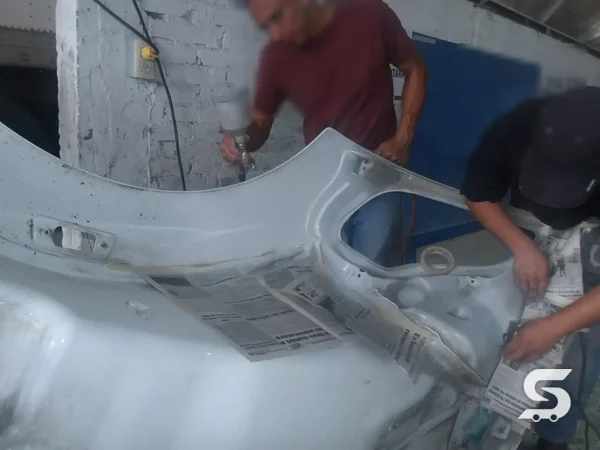 Aplicación de primer al cofre del Kenworth T680 — Talleres Saucedo, Uruapan, Michoacán
