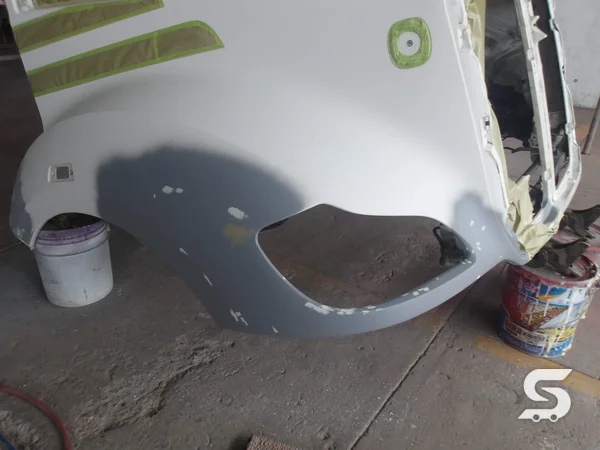 Cofre del Kenworth T680 reparado y en primer, listo para pintura — Talleres Saucedo, Uruapan, Michoacán