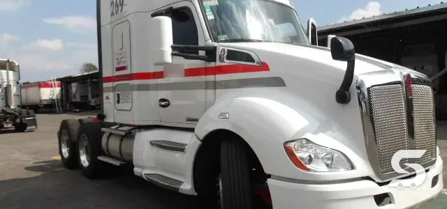 Kenworth T680 reconstruido y terminado, vista frontal — Talleres Saucedo, Uruapan, Michoacán