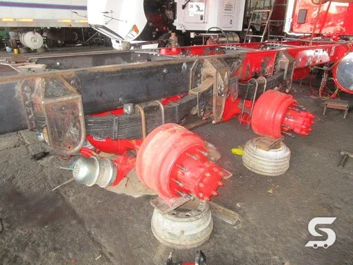 Suspensión de muelles y perchas reticuladas en tractocamión — Talleres Saucedo, Uruapan, Michoacán