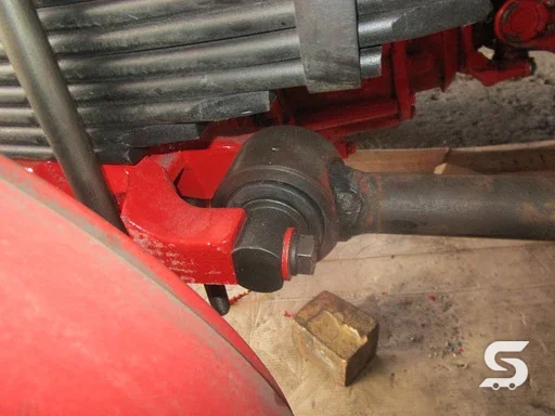 Suspensión de muelles y perchas reticuladas en tractocamión — Talleres Saucedo, Uruapan, Michoacán