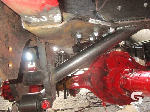 Suspensión de muelles y perchas reticuladas en tractocamión — Talleres Saucedo, Uruapan, Michoacán