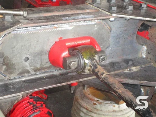 Suspensión de muelles y perchas reticuladas en tractocamión — Talleres Saucedo, Uruapan, Michoacán