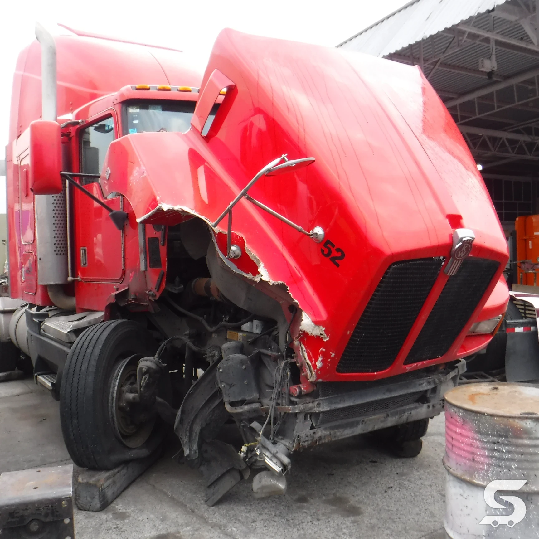 Kenworth T600 con daño frontal antes de la reconstrucción en Talleres Saucedo, Uruapan, Michoacán