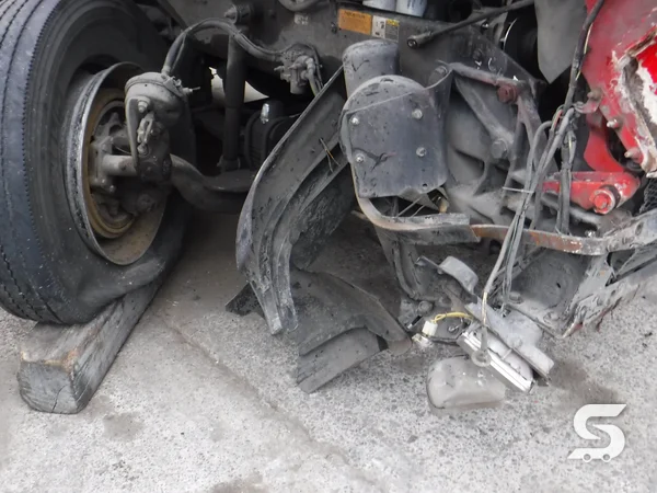 Reconstrucción del tractocamión Kenworth T600 rojo, siniestrado, antes de la reparación, en Talleres Saucedo, Uruapan, Michoacán