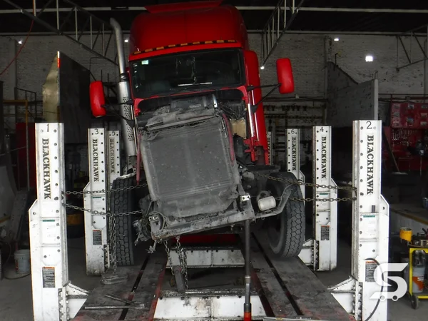 Reconstrucción del tractocamión Kenworth T600 rojo, durante el proceso de reparación, en Talleres Saucedo, Uruapan, Michoacán