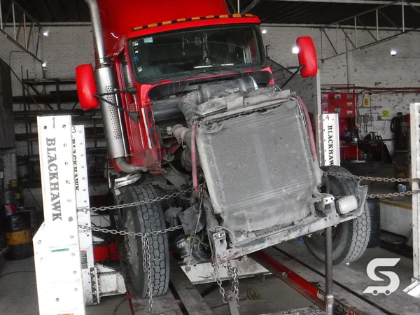 Reconstrucción del tractocamión Kenworth T600 rojo, durante el proceso de reparación, en Talleres Saucedo, Uruapan, Michoacán