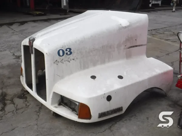 Reconstrucción del tractocamión Kenworth T600 rojo, durante el proceso de reparación, en Talleres Saucedo, Uruapan, Michoacán