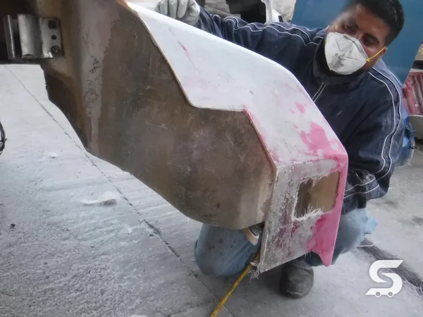 Reconstrucción del tractocamión Kenworth T600 rojo, durante el proceso de reparación, en Talleres Saucedo, Uruapan, Michoacán