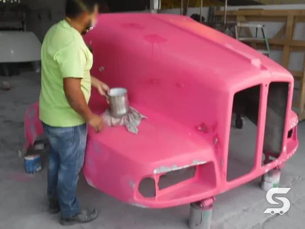 Reconstrucción del tractocamión Kenworth T600 rojo, durante el proceso de reparación, en Talleres Saucedo, Uruapan, Michoacán
