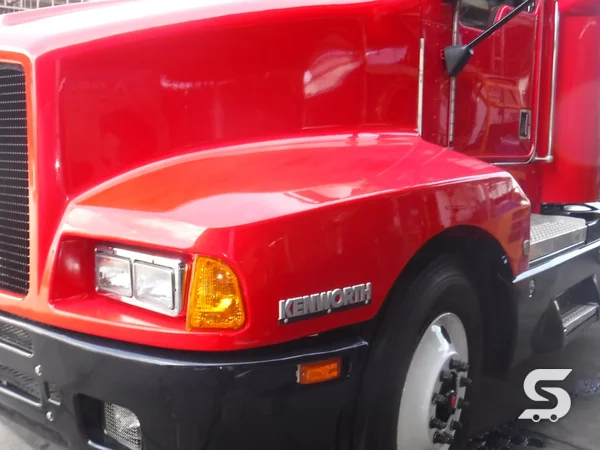 Reconstrucción del tractocamión Kenworth T600 rojo, reconstruido y terminado, en Talleres Saucedo, Uruapan, Michoacán