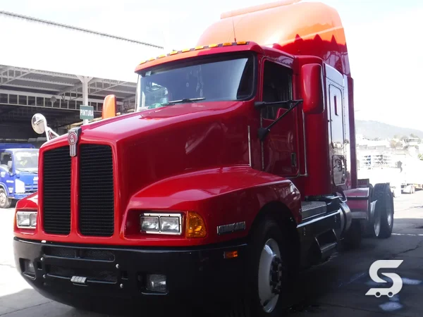 Reconstrucción del tractocamión Kenworth T600 rojo, reconstruido y terminado, en Talleres Saucedo, Uruapan, Michoacán