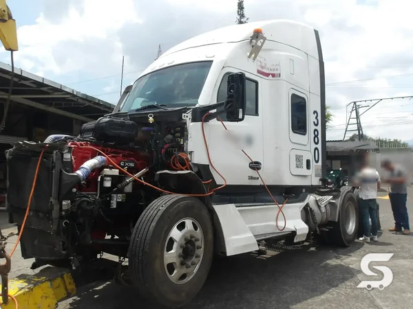 Kenworth T680 blanco con motor descubierto y cofre retirado antes de la reconstrucción — Talleres Saucedo, Uruapan, Michoacán