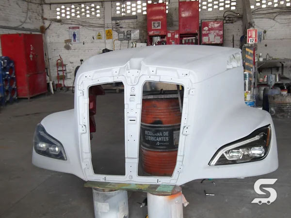 Cofre y máscara frontal del Kenworth T680 reconstruidos en primer blanco — Talleres Saucedo, Uruapan, Michoacán