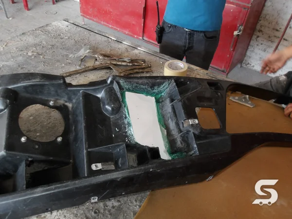 Reparación de la defensa del Kenworth T680 con fibra y resina — Talleres Saucedo, Uruapan, Michoacán