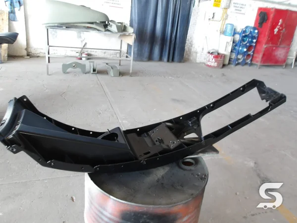 Soporte frontal del Kenworth T680 enderezado y pintado — Talleres Saucedo, Uruapan, Michoacán